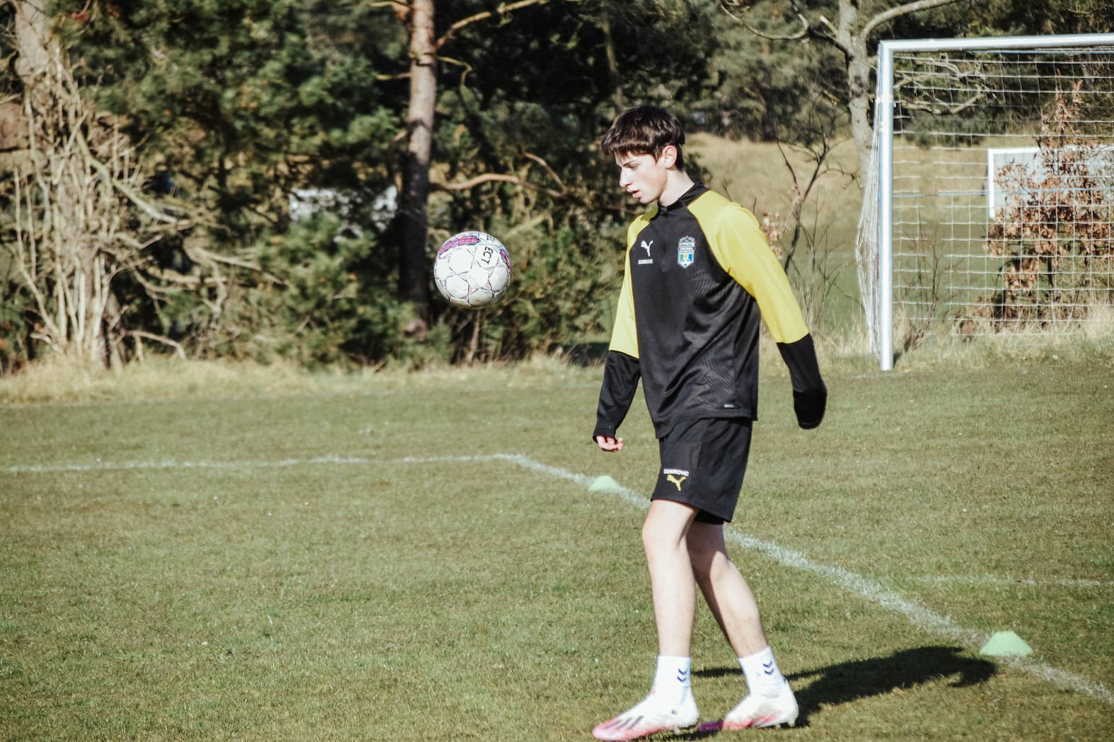 Elev på fodboldbane, klar til at tage imod bolden