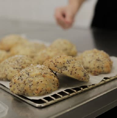 Nybagte boller er lagt til afkøling