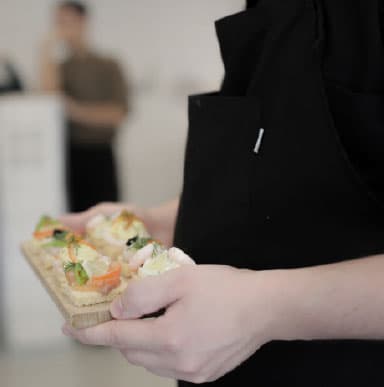 en anretning som en tjener er ved at servere