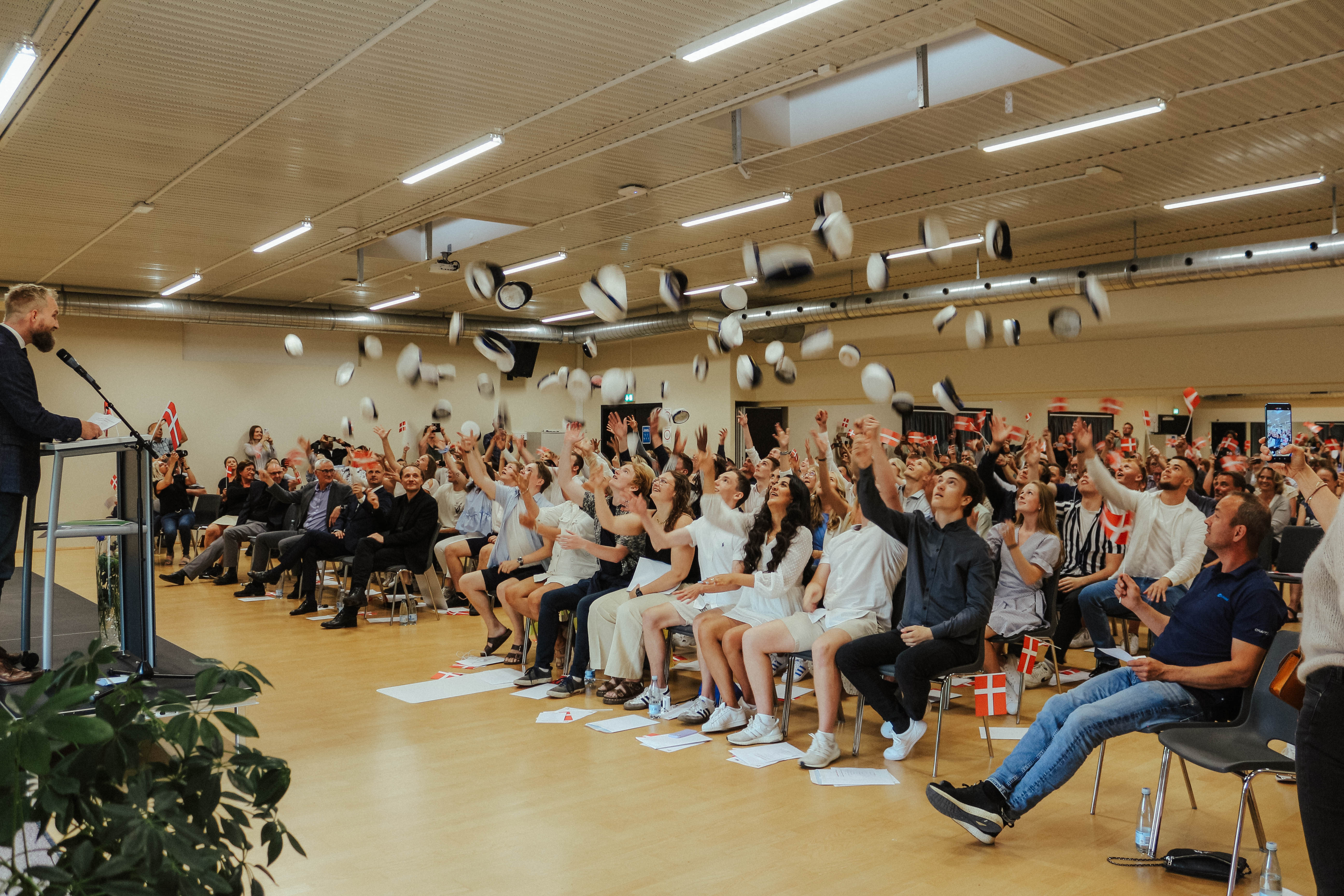 Studenter fra HHX Rønde kaster med deres huer