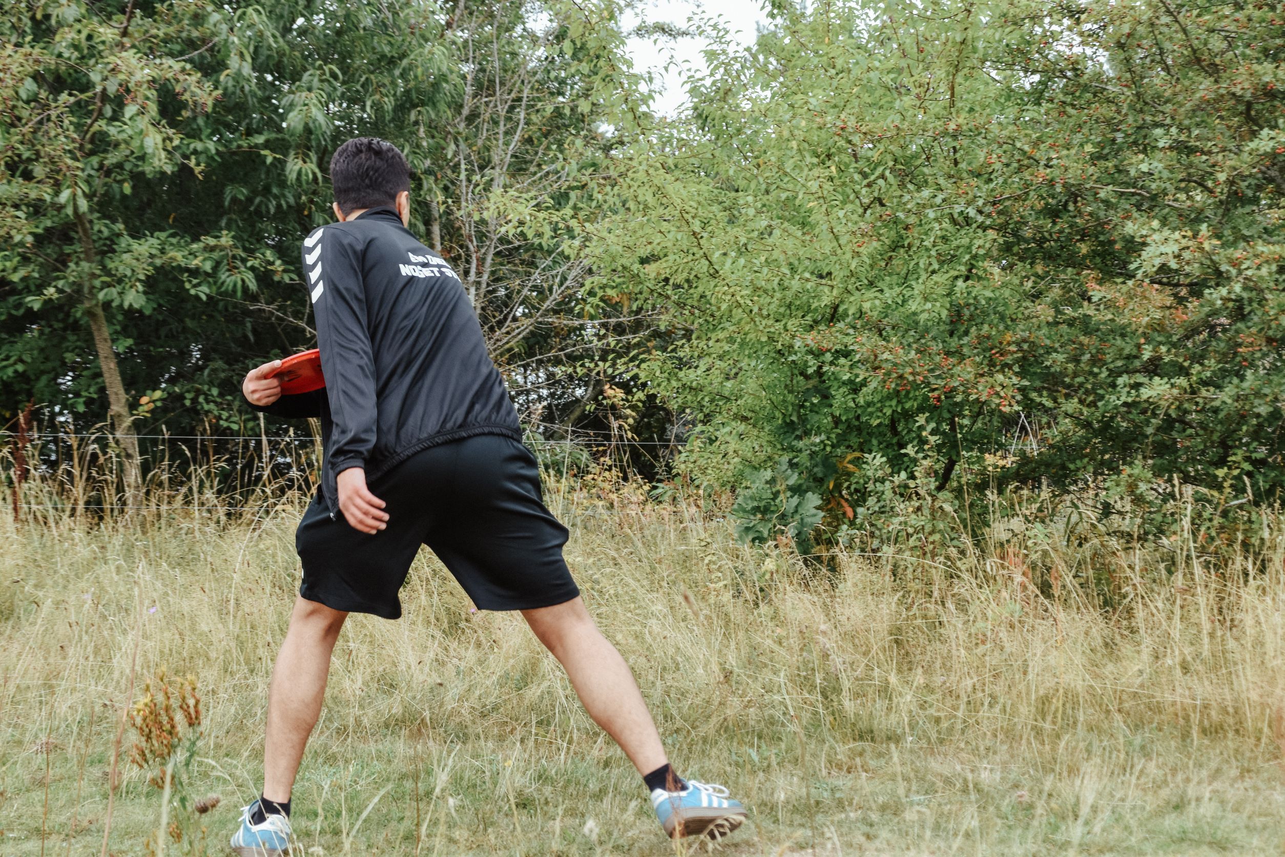 HTX elev er ved at kaste en frisbee