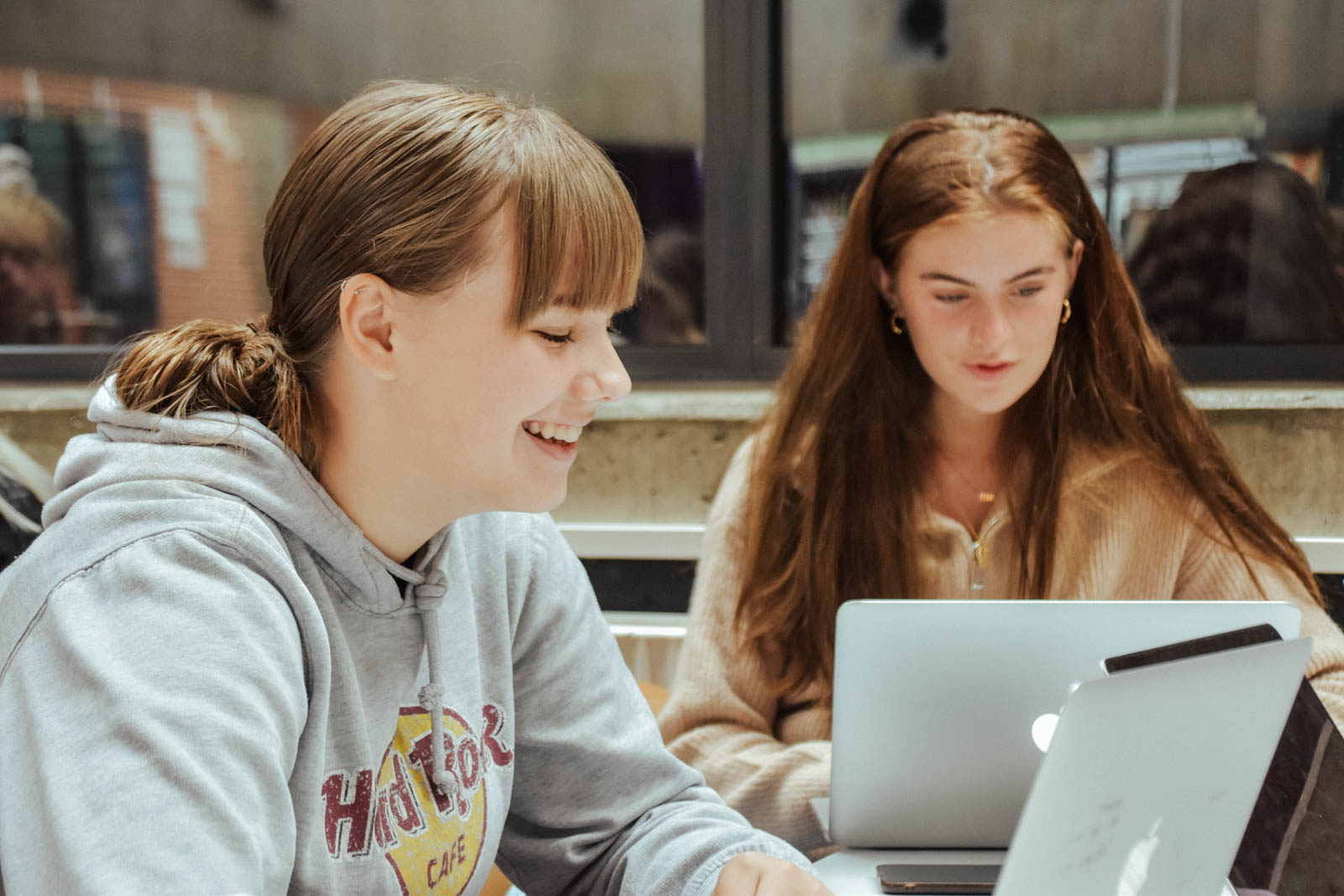 Smilende elever fra HHX Grenaa har marketings undervisning