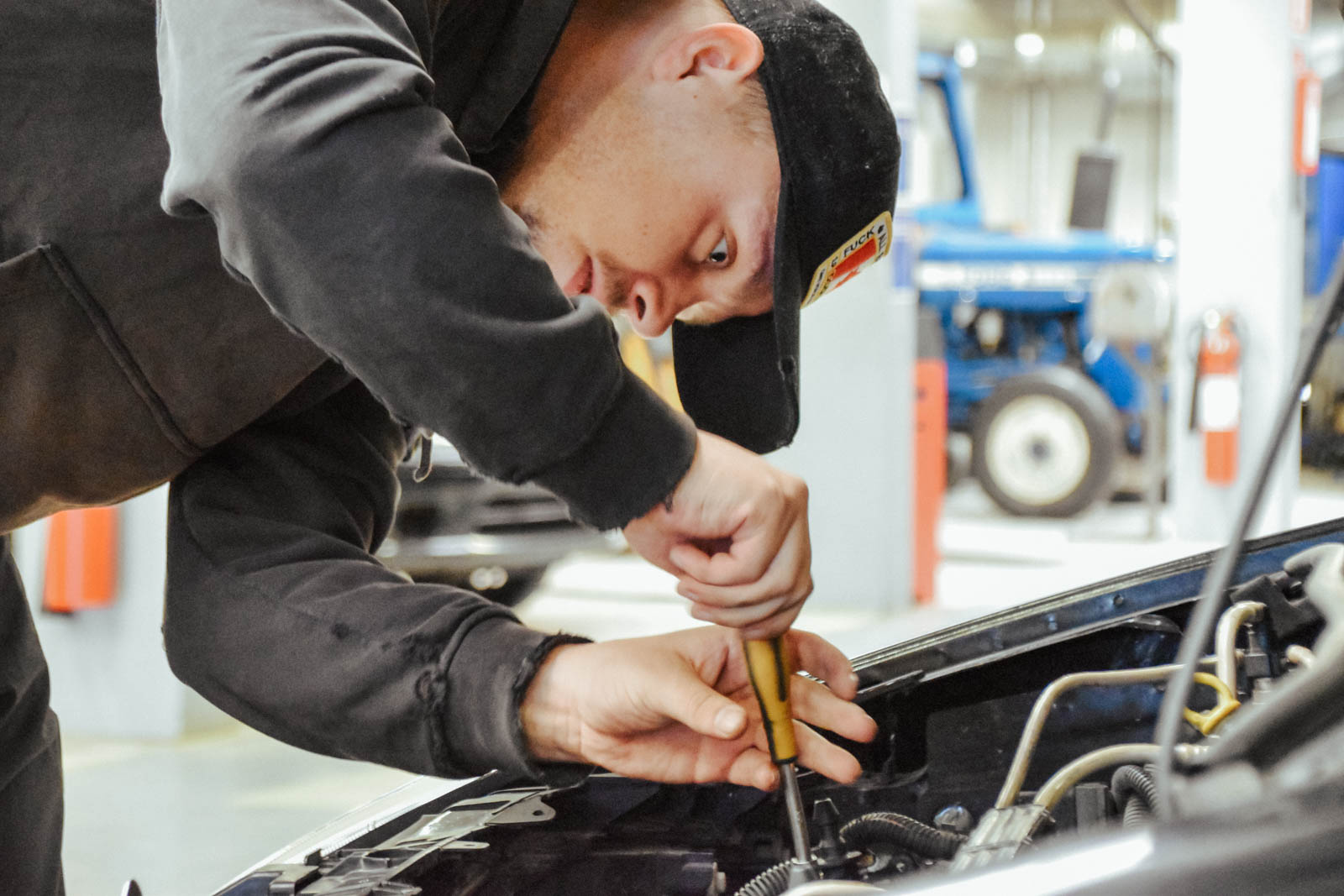 Mekaniker skruer i bil