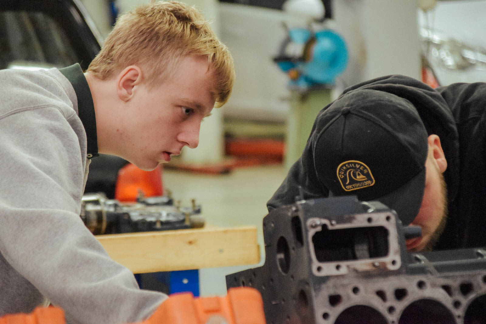 Mekaniker ved bil med åben kølerhjelm