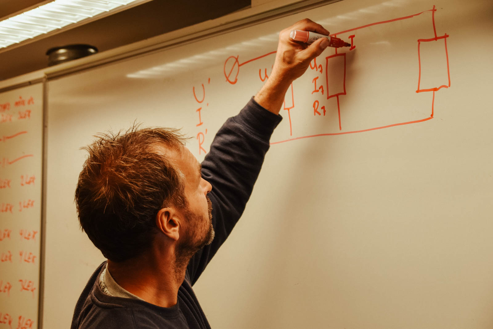 Person skriver på whiteboard