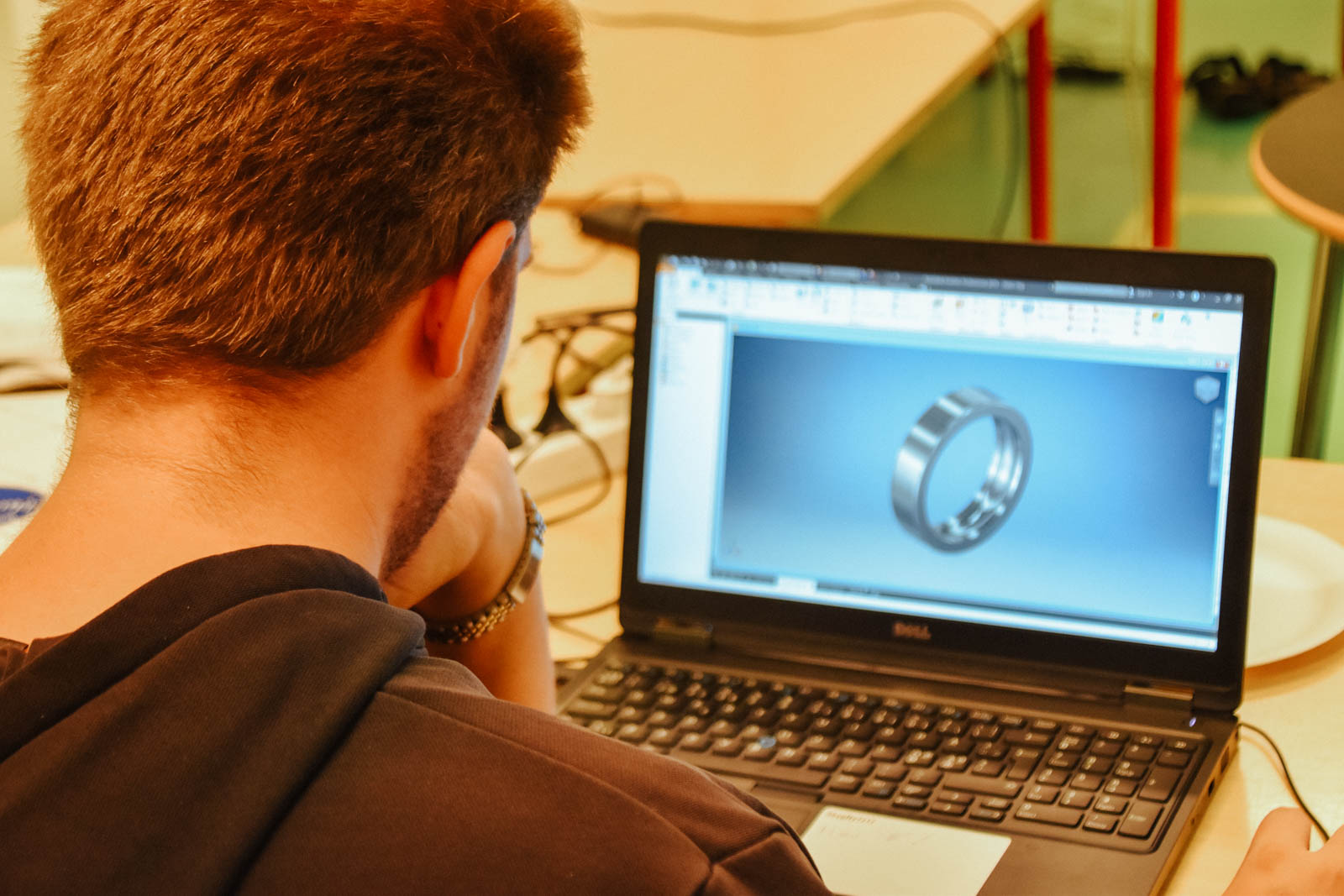 Industrioperatør arbejder med 3D filer