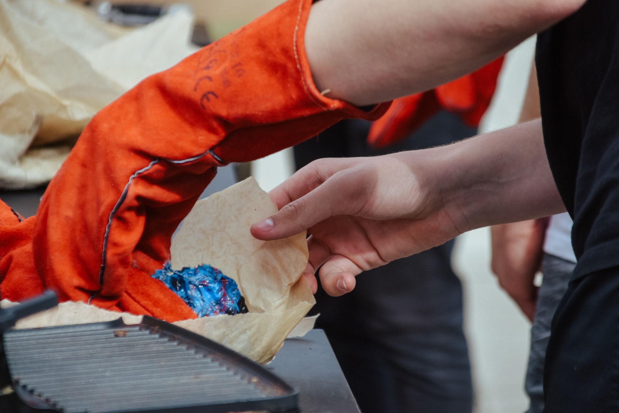 Design elever arbejder med plastik