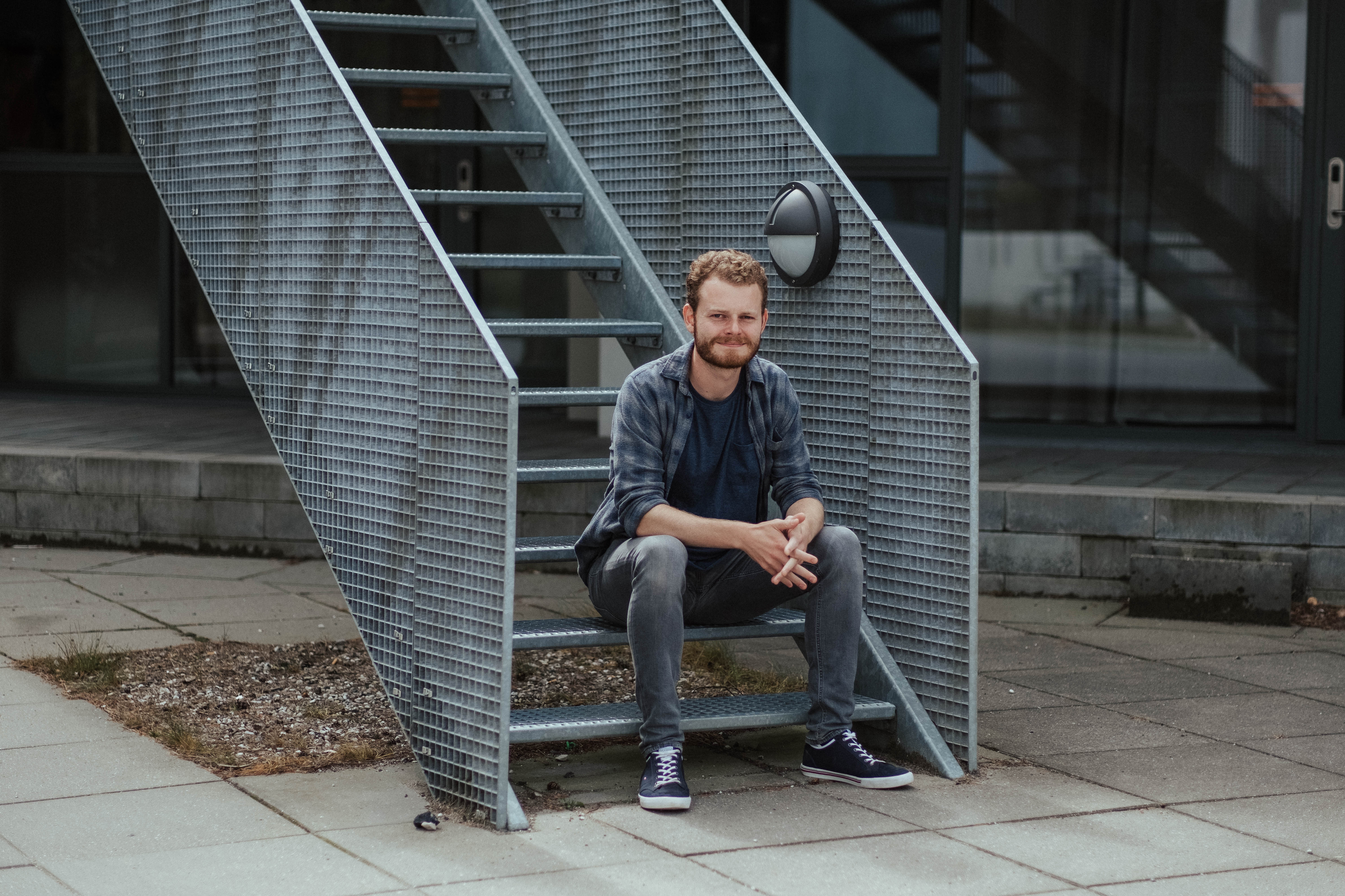 Kasper Hjelmager på trappe