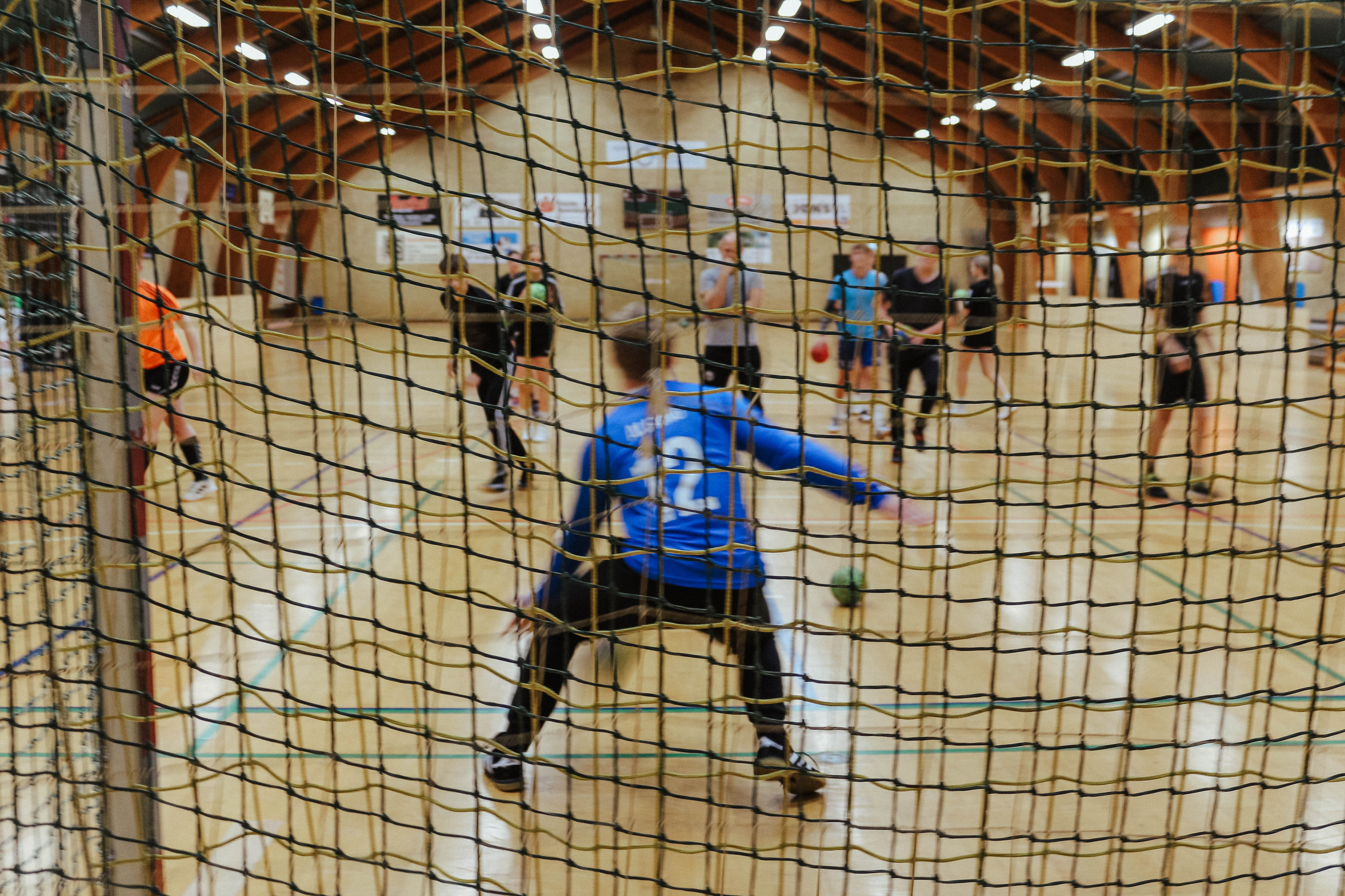 Elever spiller håndbold i hallen