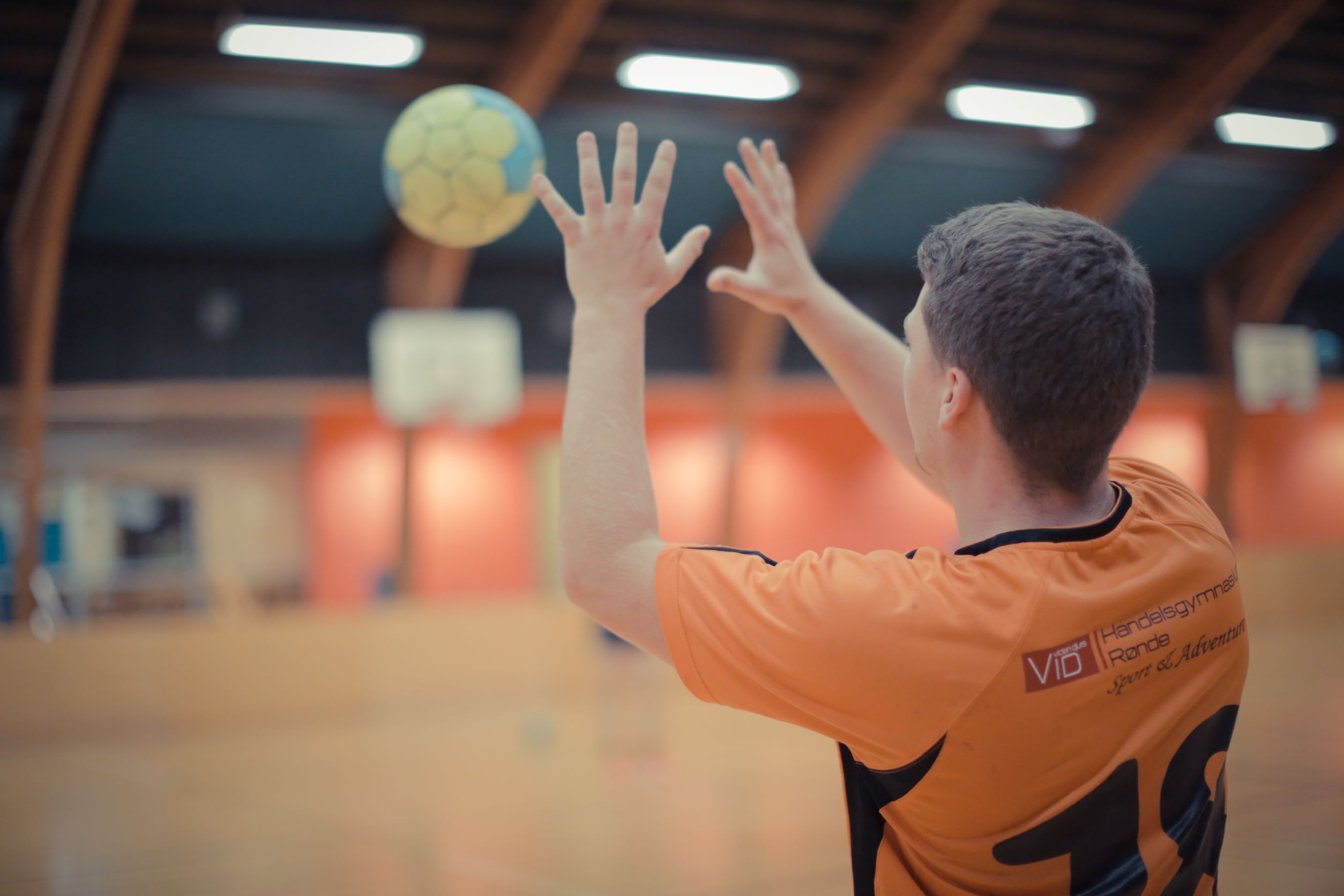 En elev er ved at gribe en håndbold