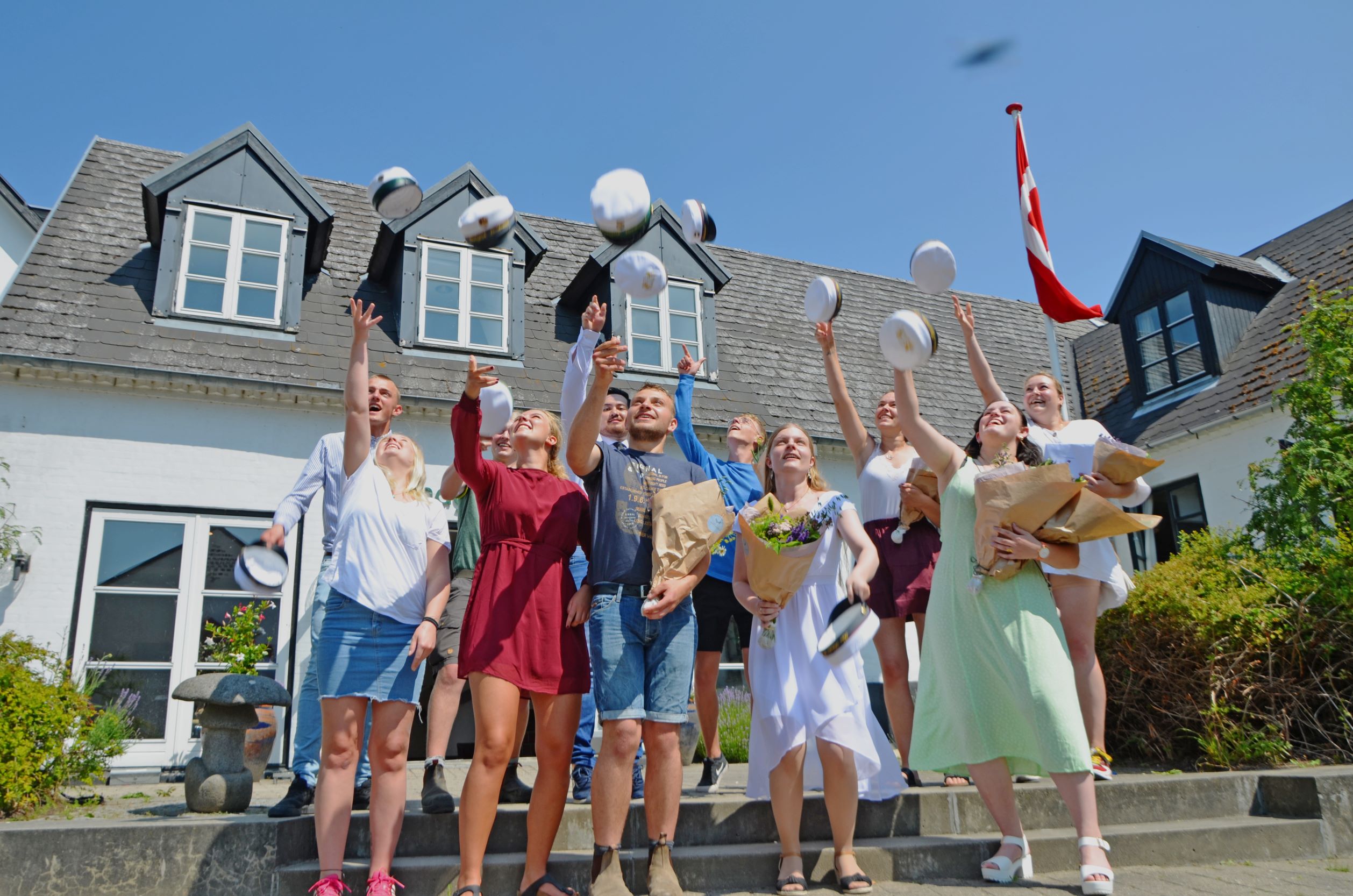 Nye fagudlærte landmænd kaster med deres huer