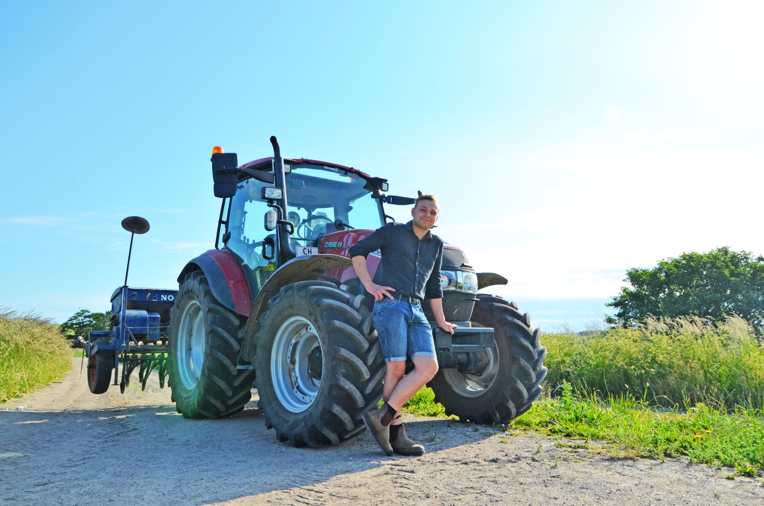 Landbrugs elev står foran traktor
