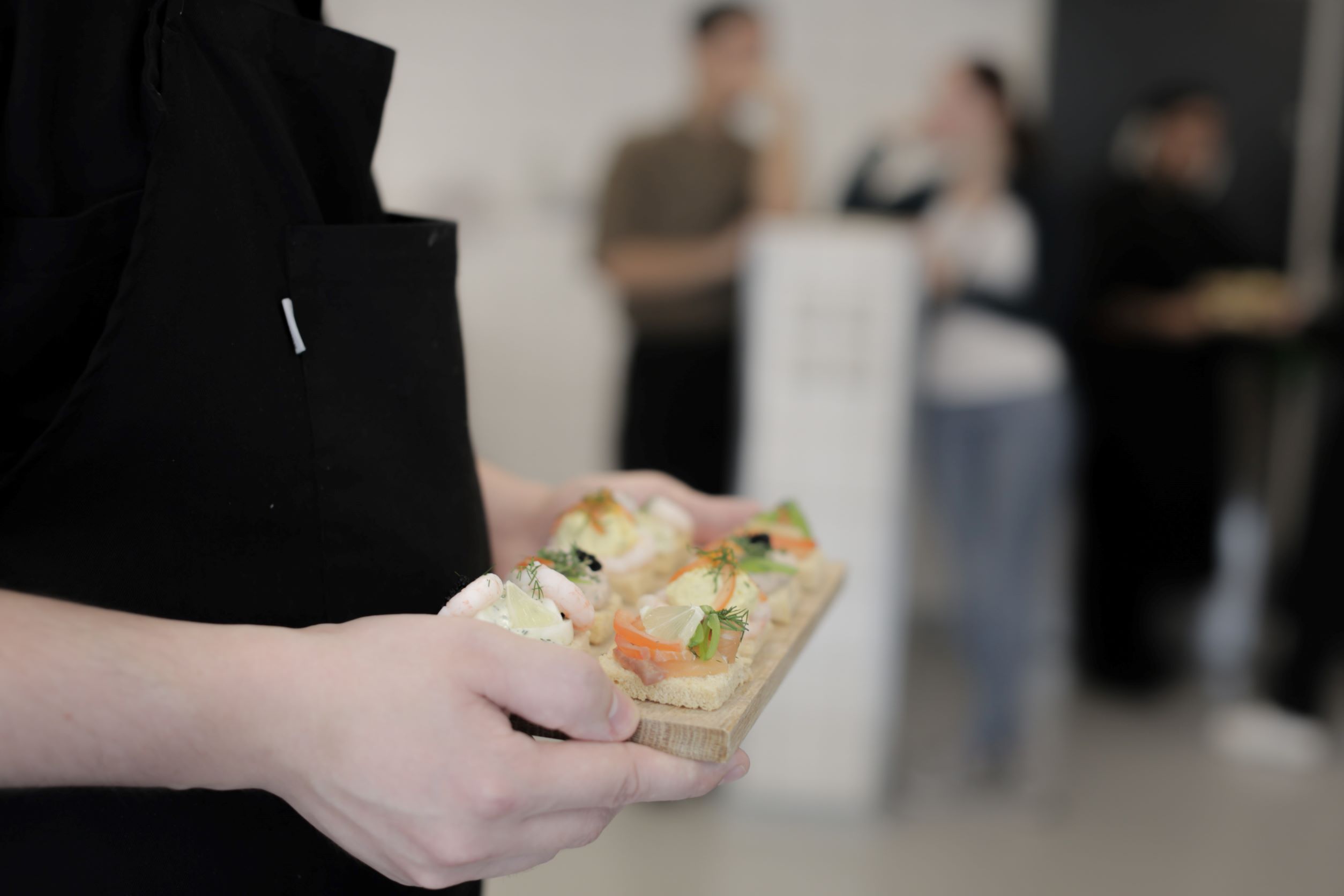 en anretning som en tjener er ved at servere