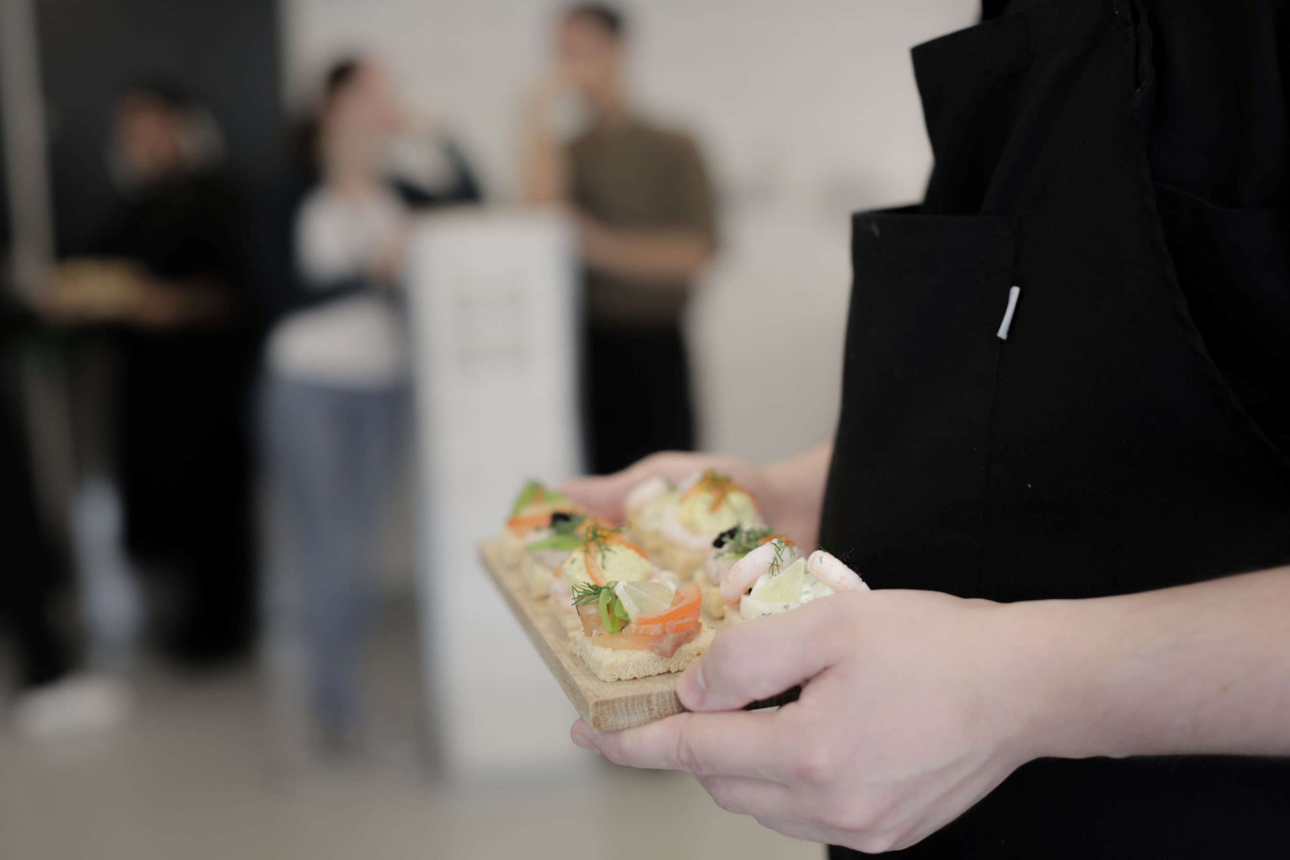 En anretning som en tjener er ved at servere