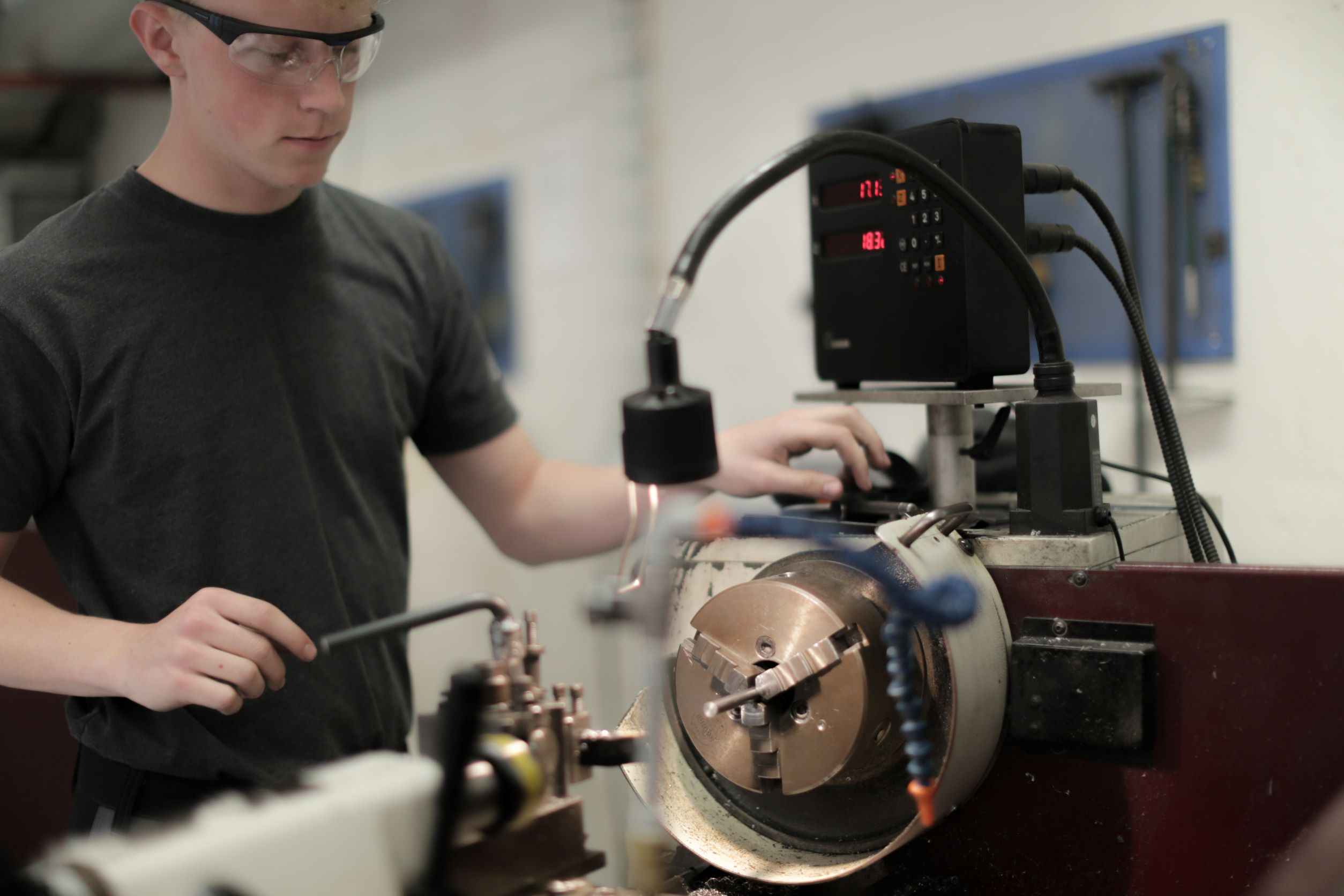 Industritekniker elev i undervisning