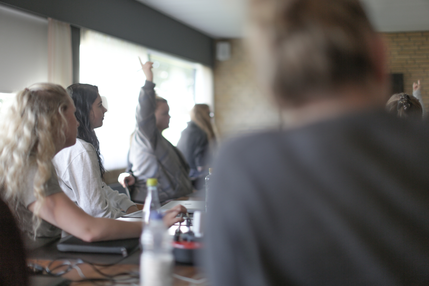 Elever lytter og kommer med input