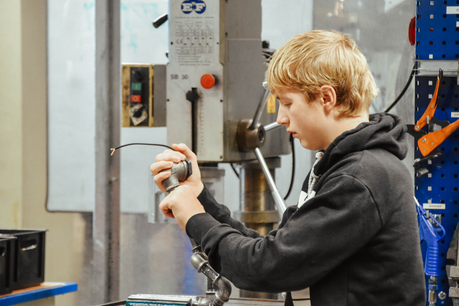 Elev arbejder i metalværksted