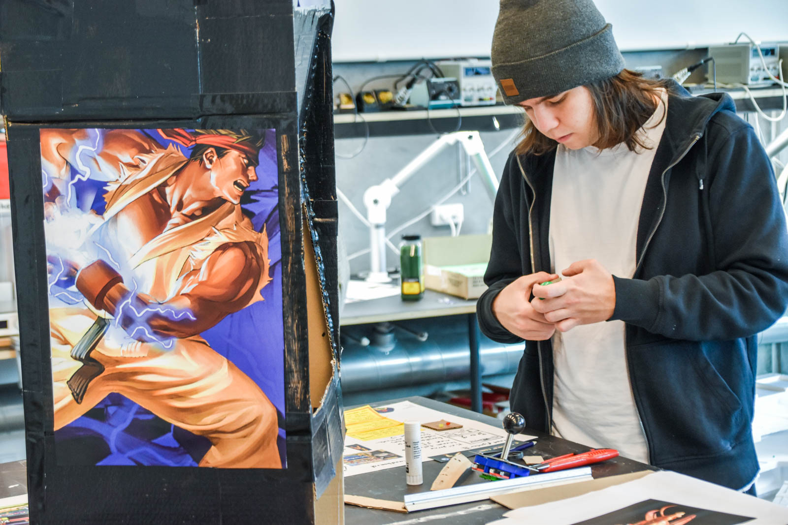 Elev fra Game IT på HTX er i gang med at lave en arkademaskine