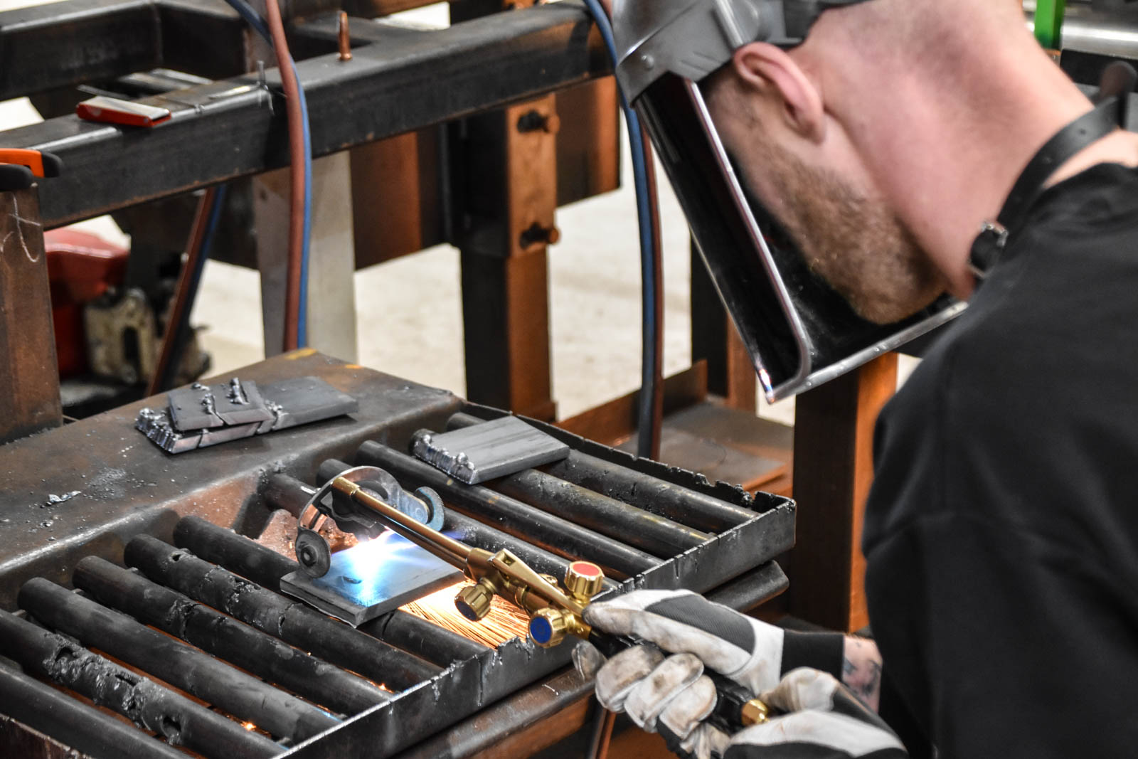 Smed arbejder med svejsehjem på