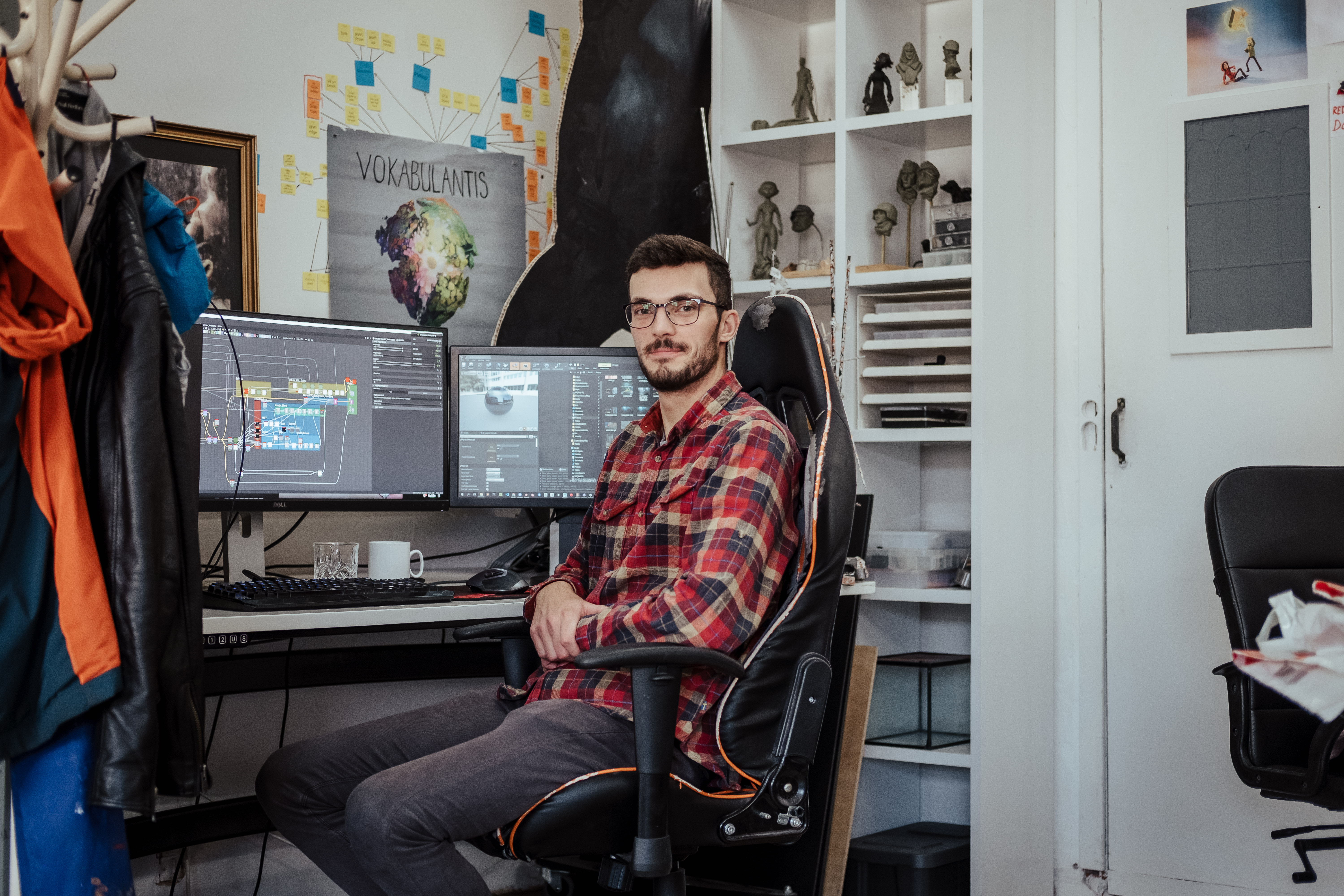 Casper Kjæhr som er elev på 3D College sidder foran sine computerskærme