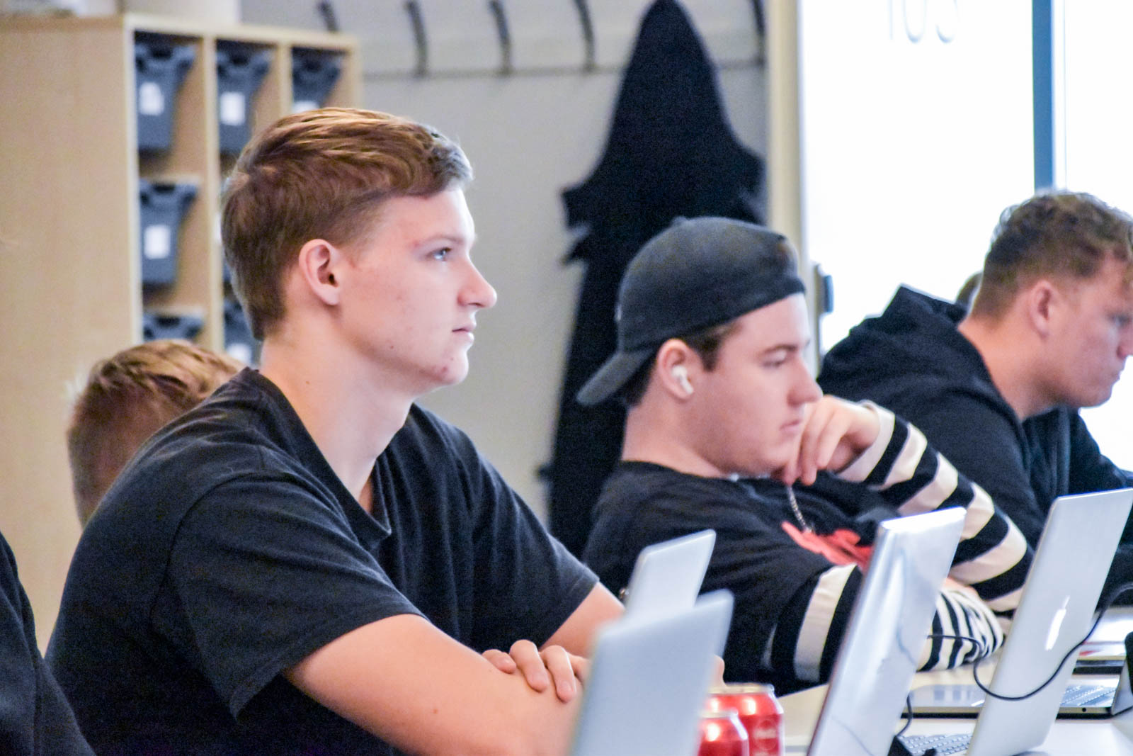 Undervisningslokale, række med fire studerende