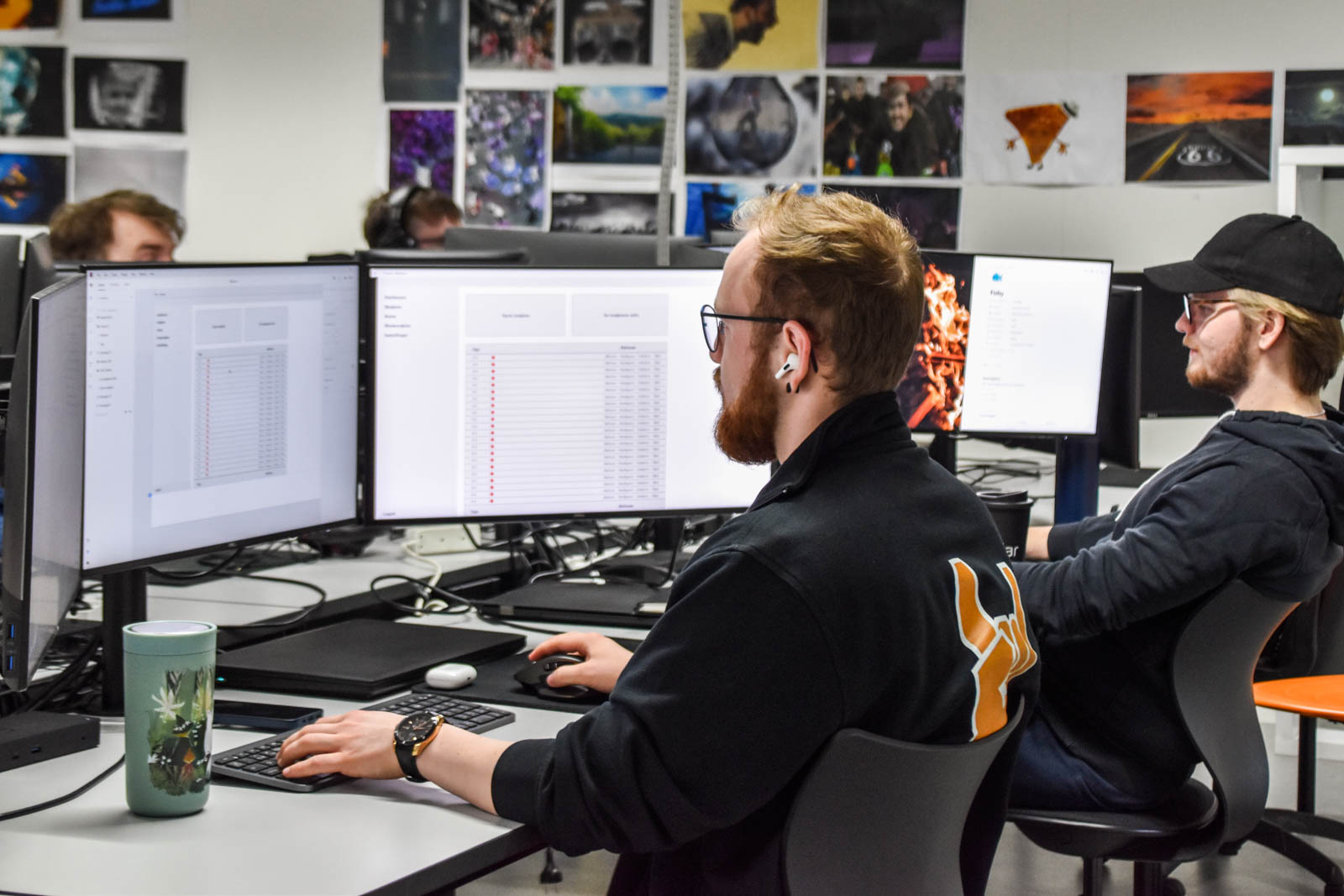 Studerende foran computere