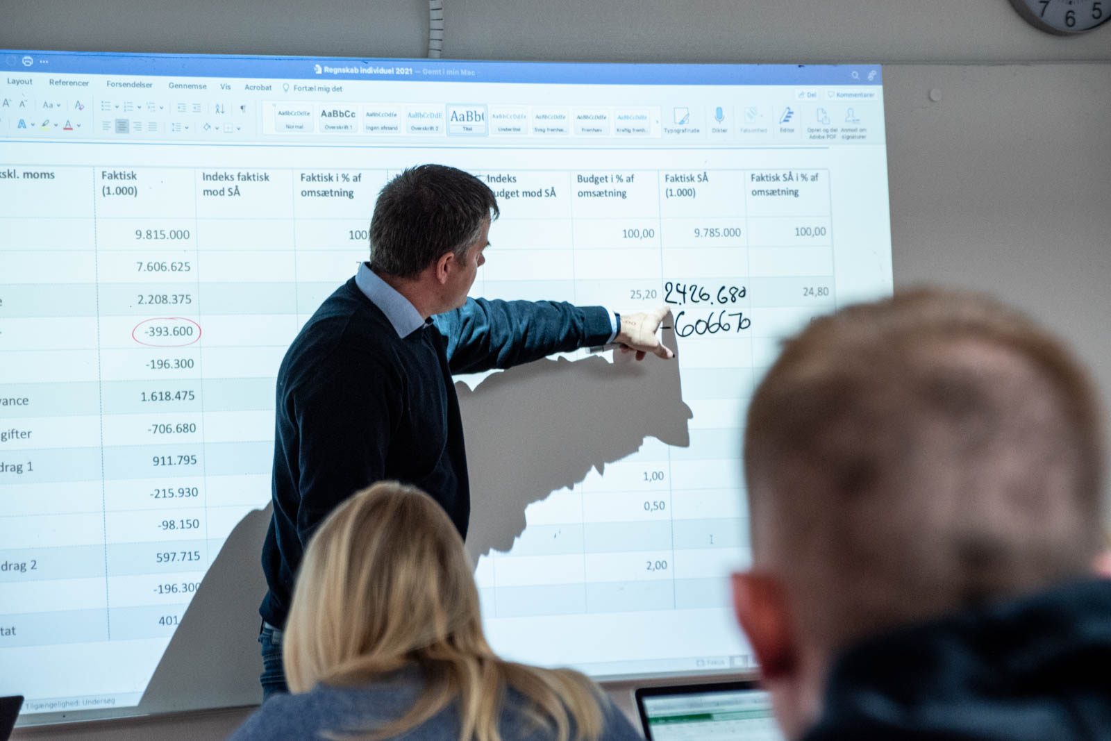 Underviser udpeger tal på tavle