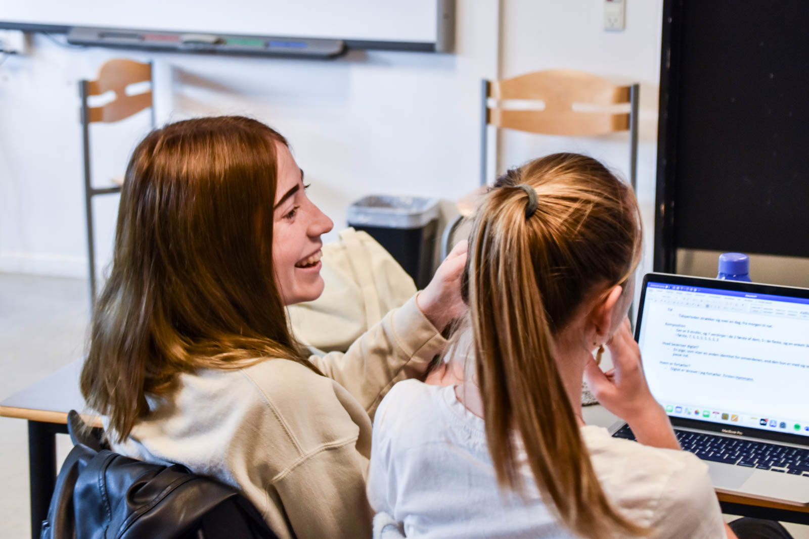 To elever fra 10 klasse drøfter en opgave