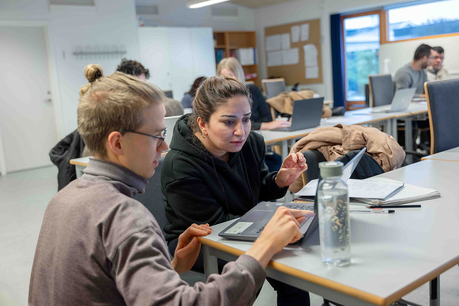 Underviser og elev på VUC