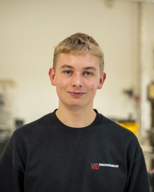 Tømrerelev på VID Erhvervsuddannelser