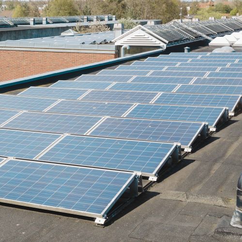 Solcellepaneler på taget af VID Gymnasier